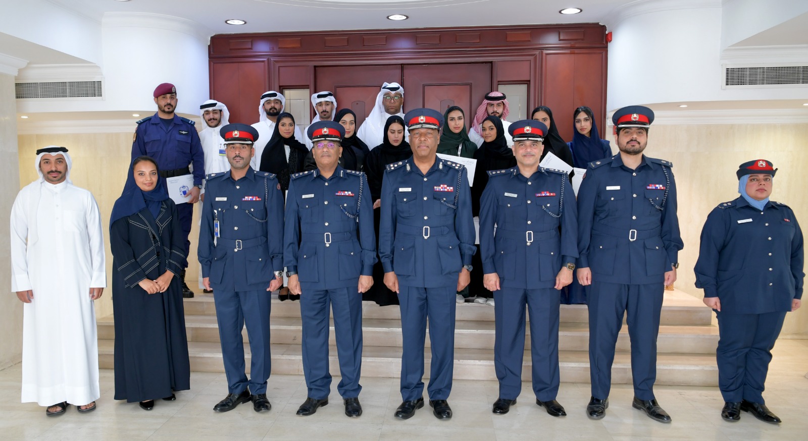 الوكيل المساعد للشئون القانونية يكرم عددا من المشاركين في البرنامج التدريبي<